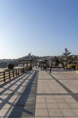 Q şehrinin sahil manzarasının hava fotoğrafçılığı.