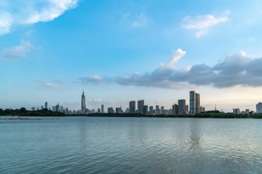 Nanjing 'deki Xuanwu Gölü yakınlarındaki şehir manzarası.