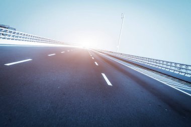 Otoyol silüeti ve doğa manzarası