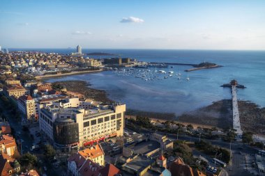 Qingdao Körfezi mimari manzarasının havadan çekilmiş fotoğrafı.