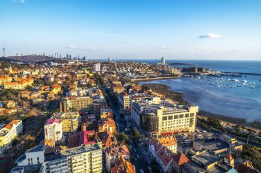 Qingdao Körfezi mimari manzarasının havadan çekilmiş fotoğrafı.