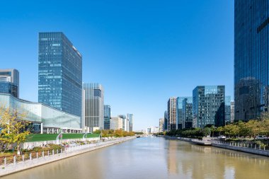 Çin 'in Ningbo kentindeki modern binaların sokak manzarası