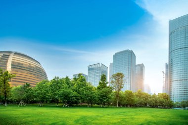 Yeşil çimenli ve modern binalı sokak manzarası