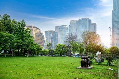 Yeşil çimenli ve modern binalı sokak manzarası