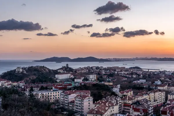 Qingdao körfezi mimarisi gökyüzü ve günbatımı gökyüzü.