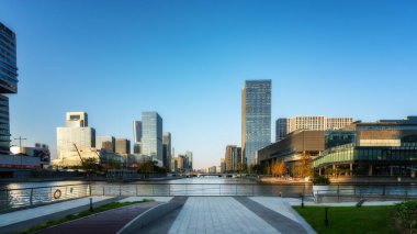 Çin 'in Ningbo kentindeki modern binaların sokak manzarası