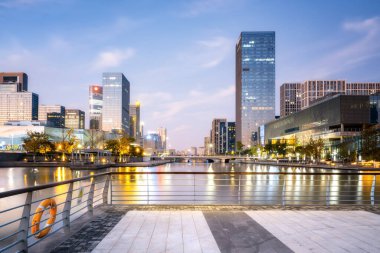 Çin Ningbo şehir manzarası gece manzarası