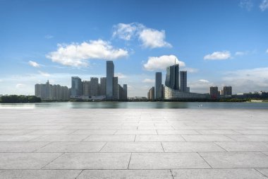 Şehir trafiği ve modern binalar sokak manzarası