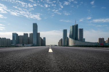 Şehir trafiği ve modern binalar sokak manzarası