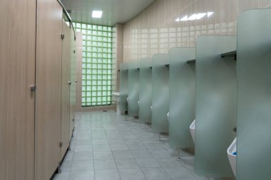 Erkek umumi tuvalet sahnesi