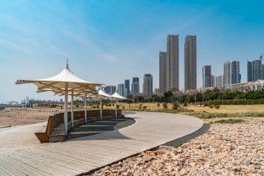 Plaj manzarası ve kentsel binaların arka planı