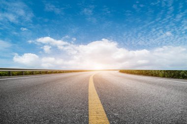 Boş otoyol asfalt yolu ve güzel gökyüzü günbatımı manzarası