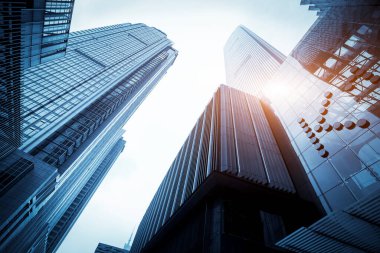 Şehir ofis binalarının dış camlarının düşük açılı görüntüsü.