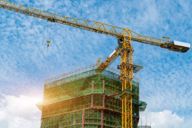 Turna ve bina mavi gökyüzüne karşı yapım aşamasında