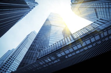 Şehir ofis binalarının dış camlarının düşük açılı görüntüsü.