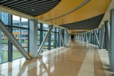 Koridor ve saydam tabandan tavana cam pencereler