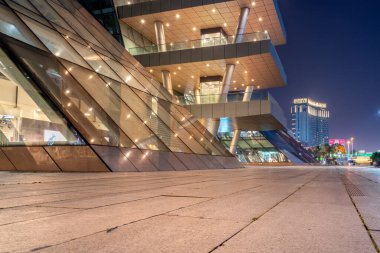 Modern mimarinin düşük görünümü yerel manzara gece manzarası