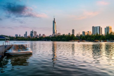 Nanjing 'deki Xuanwu Gölü yakınlarındaki şehir manzarası.