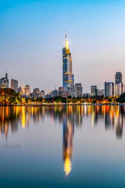 Nanjing 'deki Xuanwu Gölü' nün yanındaki şehrin gece manzarası.