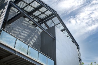 Açık hava finans bürosu binası cephesi ve kısmi vi
