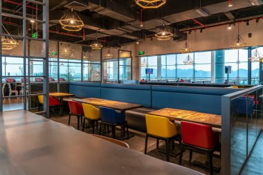 Modern Çin restoranının manzarası ve iç mekanı.