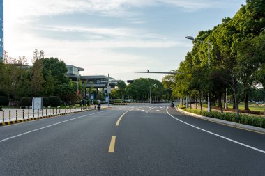 Açık şehir asfalt yolu ve şehir manzarası
