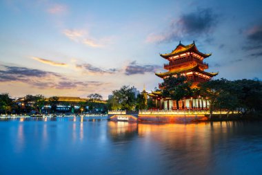 Gece vakti Huaian Zhongzhou Adası Parkı