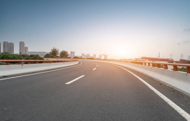 yol yüzeyi ve şehir manzarası