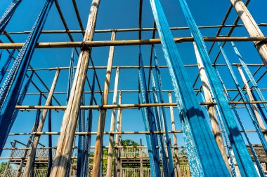 Wuzhen, Çin 'de boyama atölyesinde kumaş şeritleri asmak