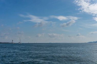 Denizlerdeki tekneler ve bulutlu gökyüzü 
