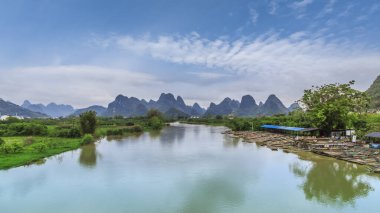 Guilin, Guangxi 'deki yeşil dağlar ve yeşil sular.