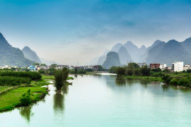 Guilin, Guangxi 'deki yeşil dağlar ve yeşil sular.