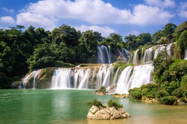 Çarpıcı manzaraya Guangxi eyaleti Çin Detian şelaleler