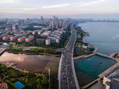 Qingdao 'nun batı yakası manzarasının hava fotoğrafçılığı.