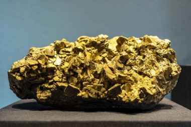 Güzel bir kuvars kristalinin detaylı bir yakın çekimi.