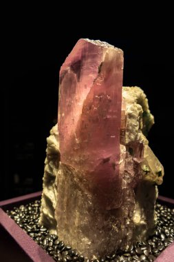 Güzel bir kuvars kristalinin detaylı bir yakın çekimi.