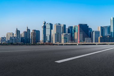 Yol ve modern şehir binaları ufuk çizgisi