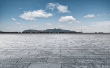 Boş döşemeler ve şehir binalarının arka planı
