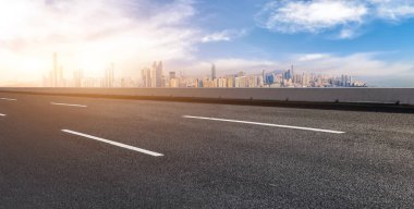 Boş yol ve şehir binaları