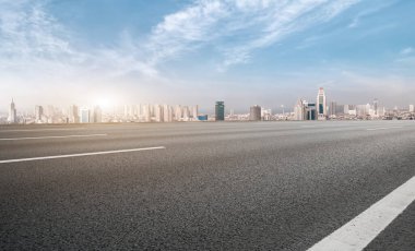 Yol ve modern şehir binaları ufuk çizgisi
