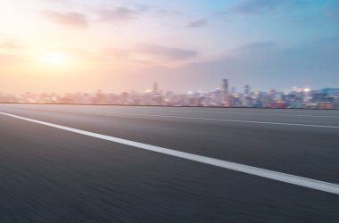 Yol ve modern şehir binaları ufuk çizgisi