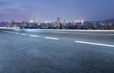 Yol ve Çin modern şehir binaları