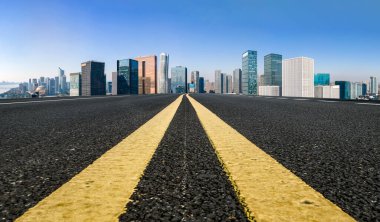 Boş yol ve şehir binaları