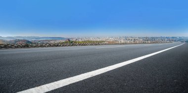 Önümüzdeki yol ve şehir binalarının manzarası