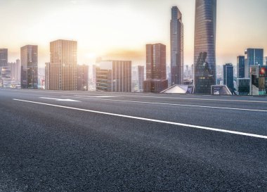 Yol ve Çin modern şehir binaları