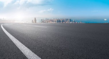 Freeway Skyline ve finans bölgesi modern binaları