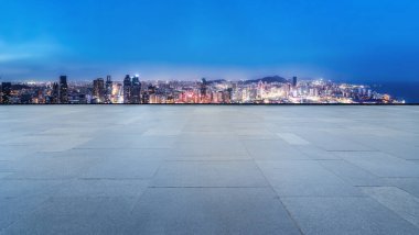 şehir yolu ve modern binalar