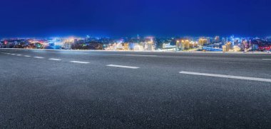 İlerde yol ve şehir manzarası gece manzarası