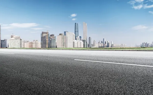 Yol ve modern şehir binaları ufuk çizgisi
