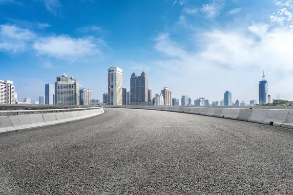 Boş yol ve şehir binaları